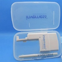 Instrument do przekłuwania uszu Invernessmed w zestawie z markerem, zapakowane w etui.